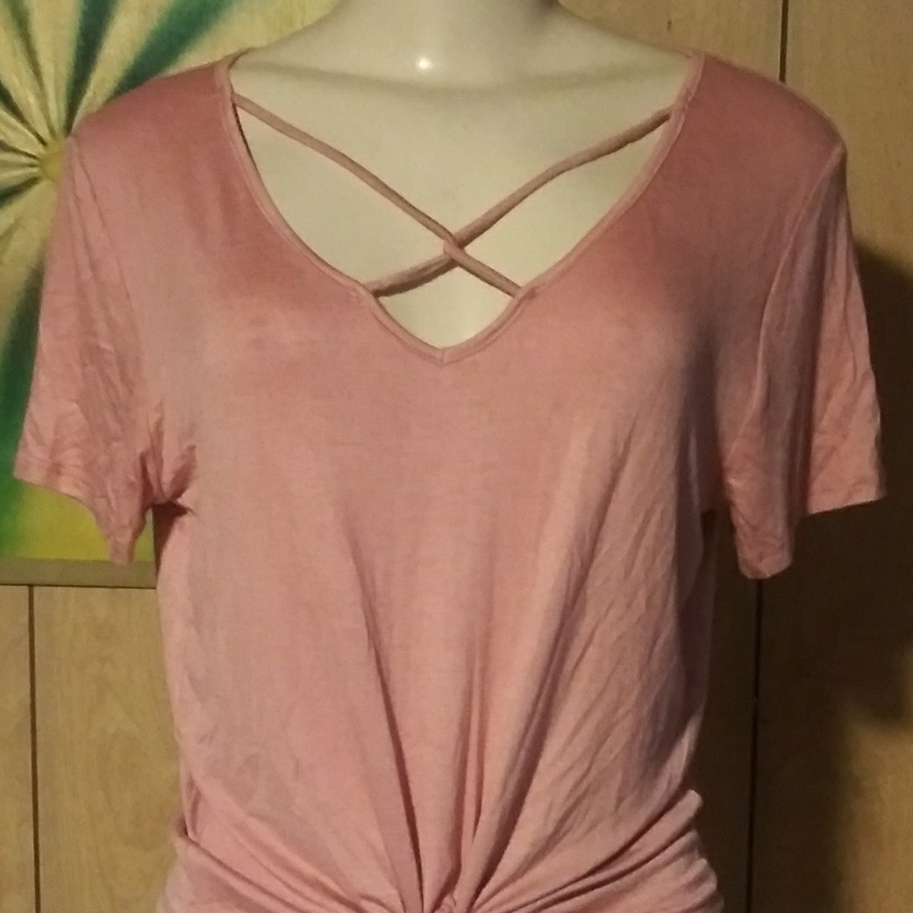 Criss crossed crop tops - Picture 1 of 3